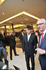 组图：吴秀波亮相巴黎受热捧 典雅西装显熟男魅力