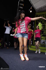 组图：张惠妹运动装亮相 为跑步活动站台