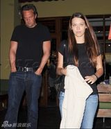 组图：《老友记》马修-派瑞携褐发女郎喝咖啡