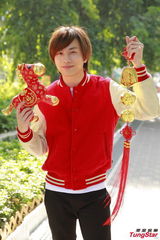 组图：罗力威许靖韵新年逛花市寄望马年创高峰