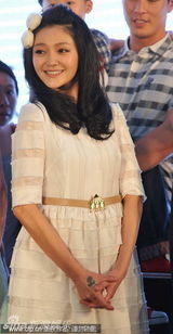 组图：大S白裙飘飘现身北京 头顶棉花蝴蝶结似少女