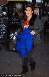 组图：曼联悍将妻为友人庆生 白纱黑裙大腿隐现