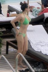 组图：布鲁克绿色比基尼兜巨乳 性感享日光浴