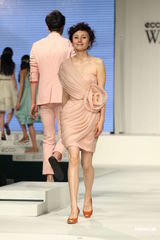 组图：袁泉产后复出粉嫩走秀 优雅秀香肩显成熟