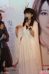 组图：孟庭苇新专辑唱新民歌 白衣天使裙玉女范