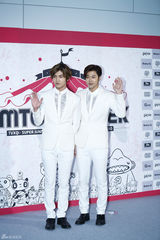 独家：东方神起出道十年开唱 白衣帅气兄弟情深