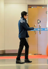 组图：撒贝宁神秘负伤 伤愈携助理离京