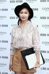 组图：南相美等为品牌站台 金正敏露腰秀性感