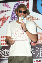 组图：陈绮贞结婚无着落 张震岳猛健身晒成黑炭