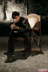 组图：张晋凭《宗师》涨人气 拍首支单曲MV