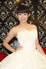 组图：郭书瑶征选MV男主角 白婚纱亮相纯洁美丽