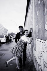 组图：郭晓冬程莉莎柏林街拍 手牵手过情人节