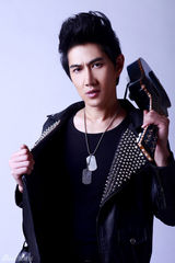 组图：何明翰摇滚青年铆钉皮衣写真