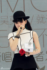 组图：吴莫愁发新专辑回忆成长洒泪