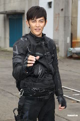 组图：汪东城《姐姐立正向前走》倒吊钢索保千万险