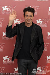 《三》媒体见面会 苏菲-罗艺斯获两男星揽腰护花