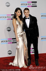 组图：比伯赛琳娜红毯深情对视 破不和传闻