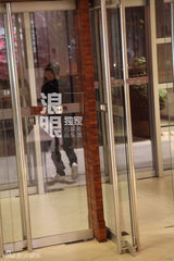 组图：吴镇宇频繁往返内地 驾豪车疑京城置业