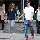 组图：库尼斯约会大方亲吻阿什顿秀甜蜜