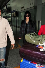 高清组图：宋茜抵港洋保镖护驾 呢格外套洋气