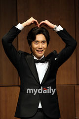 组图：韩歌手曹成模甜蜜完婚 婚前开记者会接受祝福