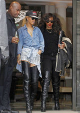 高清组图：蕾哈娜伦敦街拍牛仔短裤搭配高筒靴