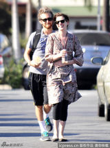 组图：海瑟薇印花长裙亮相 与老公嬉笑打闹