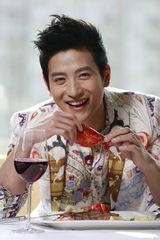 组图：张峻宁杂志大片 化身优雅美食家