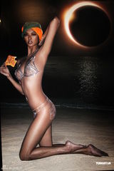 组图：群星赤裸上阵拍慈善写真 Selina伤前作品曝光