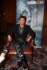 组图：周杰伦新专辑发布会 一身黑衣春风得意