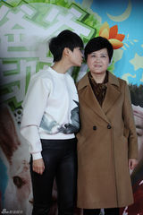 组图：李宇春带妈妈走红毯 母女惊人相似均长腿