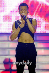 组图：韩星朴振英首尔火辣开唱 与女舞伴大胆表演