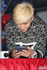 组图：罗志祥不怕狗仔拍 驳斥粉红跑车才不娘