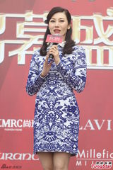 组图：李嘉欣青花瓷装亮相 专人搀扶“孕味”足