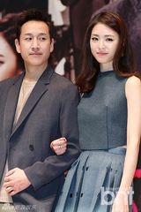 组图：李妍熙似激凸露美背 李美淑无视恶妇骂名