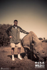 组图：姚明赴非洲拍纪录片 草原上与犀牛合影