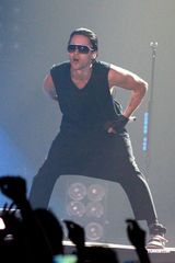 组图：摇滚乐队30 Seconds To Mars开唱震撼歌迷