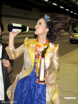 幻灯组图：Chita获新人奖对瓶狂吹 曹格送大礼祝贺