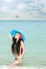 幻灯图：狄曼殊性感新形象 美艳比基尼海滩戏水