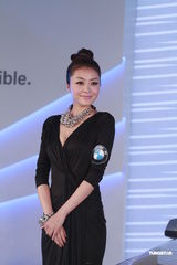 组图：熊黛林不听郭富城音乐 半露酥胸大秀性感