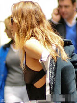 组图：阿尔芭尽显辣妈本色 当众脱衣胸部狂走光