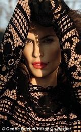 幻灯图：辛迪-克劳馥性感写真 成《芭莎》封面人物