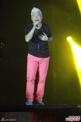 组图：巫启贤与女儿合唱 草蜢曾志伟助阵