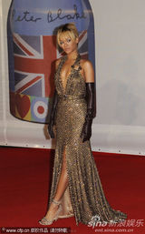 组图：第32届全英音乐奖 蕾哈娜深V露背秀美腿