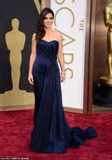 组图：桑德拉-布洛克端庄亮相 蓝色礼服显优雅