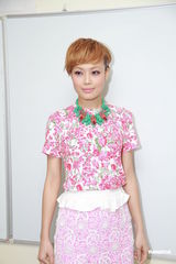 组图：《劲歌金曲》录影 容祖儿郑伊健亮相