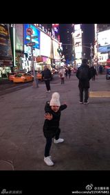 组图：王诗龄纽约时代广场练中国武术萌态十足