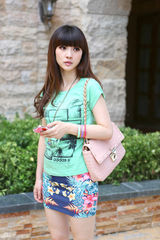 组图：柳岩绿衣红鞋清爽出行录唱《岳母》主题曲