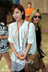 组图：韩团T-ara赴日本举办演唱会亮相机场