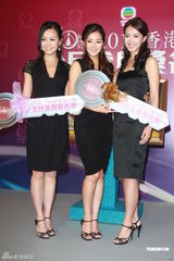 组图：应届港姐齐现身 为弥补投票故障送房车